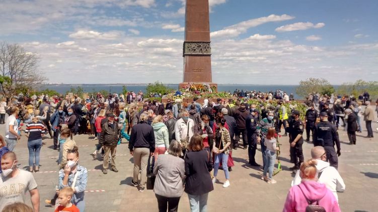 В Одессе сотни людей пришли к памятнику Неизвестному матросу. Фото