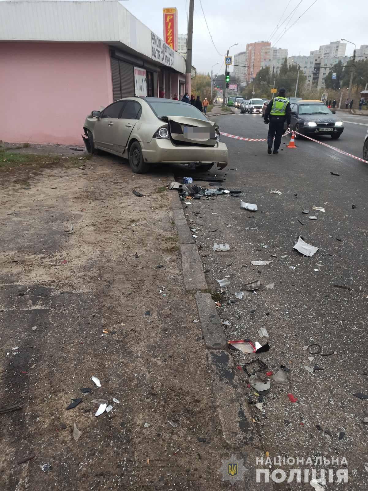 В Харькове авто вынесло к остановке. Фото: Нацполиция